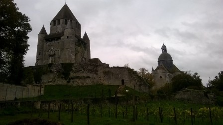 Tour_Cesar_et_Collegiale_Saint_Quiriace.jpg